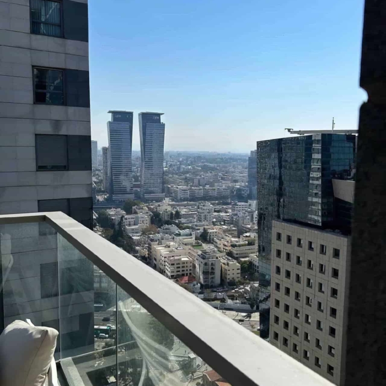 במתחם שרונה דירת 110 מ”ר + 9 מ”ר מרפסת