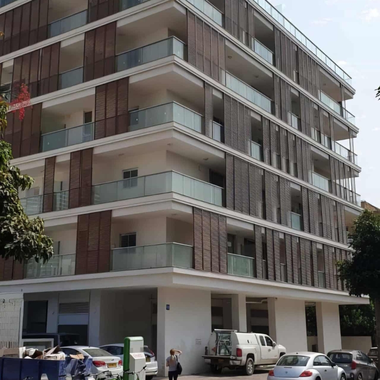 דירת 2 חדרים בקרבת רוטשילד עם מרפסת גדולה וחניה