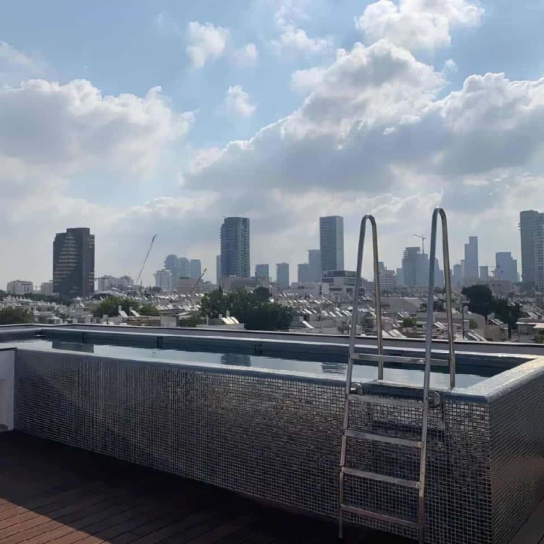 בצפון הישן פנטהאוז נדיר 170 מר + 100 מרפסת במפלס אחד + בריכה פרטית על הגג!
