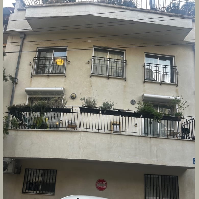 בניין למכירה בצפון הישן בקרבת הירקון